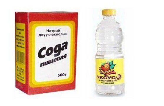 Чистый уксус в смеси с содой способен оттереть даже маркер или ручку